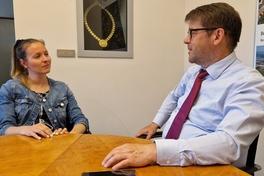 Oberbürgermeister Steffen Scheller im Gespräch mit Janne Engeleiter.