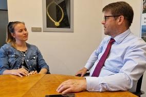 Oberbürgermeister Steffen Scheller im Gespräch mit Janne Engeleiter.