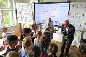 Oberbürgermeister Daniel Keip besuchte zum Schuljahresstart die Georg-Klingenberg-Schule und zeigte Mittel und Wege für Schulwegsicherheit auf.