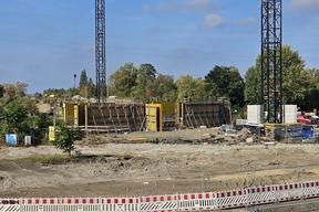 Schalung der Widerlagerwände über die Bahnschienen