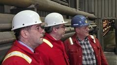 Steffen Scheller und Stefan Rouenhoff während der Werkführung mit Rico Lorenz.