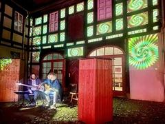 Im Hof des Frey-Hauses werden Filmsequenzen aus der Stadtgeschichte auf die Gebäude projiziert