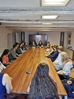 Große gruppe an langen Tischen Sitzend