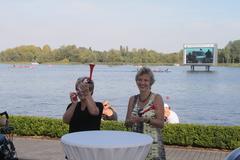 Oberbürgermeisterin (links) und Ministerin geben das Signal für die Fertigstellung der "neuen" Regattastrecke.