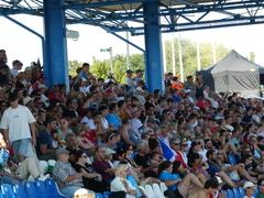 Viele Zuschauer kamen zum Beetzsee, um von der Tribüne der Regattastrecke aus die spannenden Entscheidungen zu verfolgen.