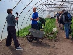 Werkstattleiter Ronald Weßlin wird im Gärtnereizelt interviewt