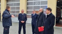 Oberbürgermeister Steffen Scheller,  Staatssekretär Dr. Markus Grünewald und Landesbranddirektor Michael Koch (von rechts) ließen sich an der Feuerwache der Stadt Brandenburg das neue Fahrzeug vorstellen.