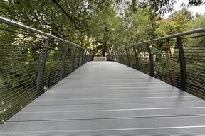 Brücke mit neuer Gehwegoberfläche