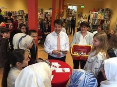 Oberbürgermeister Steffen Scheller und Bibliotheksleiterin Cornelia Stabrodt verteilen die Hörbücher an die mitwirkenden Jugendlichen