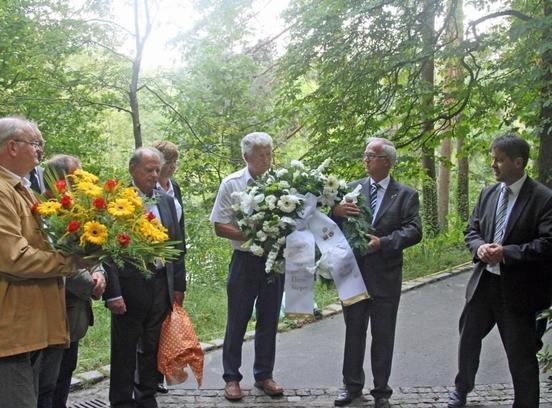 Kränze am Grab des Ehrenbürgers Vicco von Bülow niedergelegt