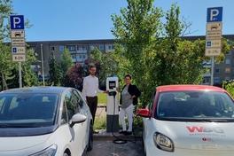 Max Johannes Rösler (StWB) und Katja Fischper (WBG) vor einer der neuen Ladesäulen.