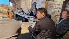 Oberbürgermeister Steffen Scheller im Gespräch mit Ministerialdirigent Andreas Keinath.