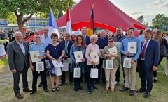 Die elf Ehrenamtspreisträger mit Oberbürgermeister Steffen Scheller und Stadtverordneten-Vorsteher Walter Paaschen.