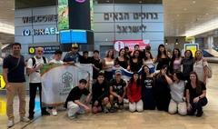 Gruppenfoto auf dem Flughafen in Israel.