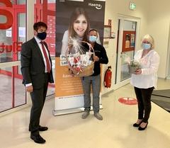 Steffen Scheller und Heike Rabe ehren Mario Strobelt, der seit 21.01.2010 421 Mal Blut- und Plasma gespendet hat.