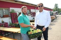 OB Scheller brachte selbstgepflückte Äpfel mit.