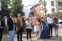 Oberbürgermeisterin Dr. Dietlind Tiemann, Michael Kilian und die amtierende Havelkönigin sowie die drei neuen Havelkönigin-Bewerberinnen schauen den Luftballons nach.
