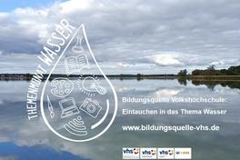 Wasserlandschaft mit Wassertropfen im Vordergrund