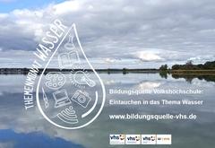 Wasserlandschaft mit Wassertropfen im Vordergrund