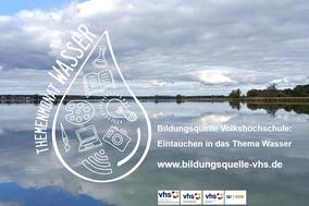 Wasserlandschaft mit Wassertropfen im Vordergrund