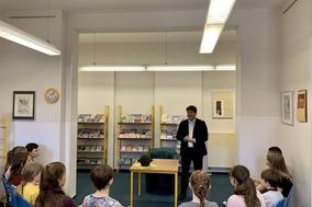 Der Oberbürgermeister begrüßt die Kinder, die Jury und die Eltern.