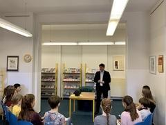 Der Oberbürgermeister begrüßt die Kinder, die Jury und die Eltern.