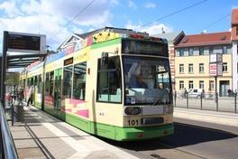 eine Straßenbahn hält an der Haltestelle am Nicolaiplatz, Brandenburg an der Havel