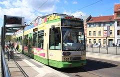 eine Straßenbahn hält an der Haltestelle am Nicolaiplatz, Brandenburg an der Havel