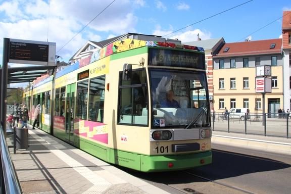 eine Straßenbahn hält an der Haltestelle am Nicolaiplatz, Brandenburg an der Havel