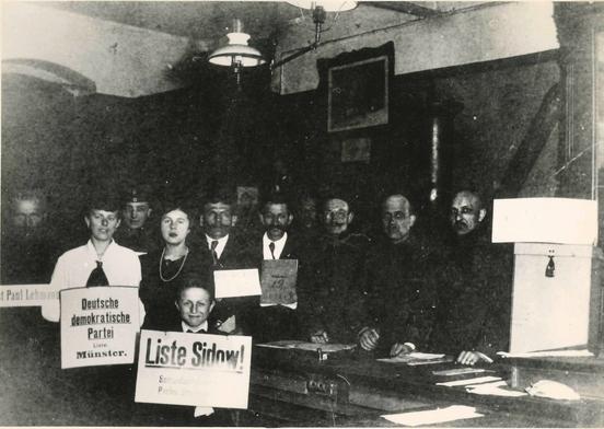 Die Wahlen zur Stadtverordnetenversammlung 1919 waren die ersten in Brandenburg an der Havel, an der auch Frauen nach Erteilung des Frauenwahlrechtes teilnahmen (Foto: Stadtarchiv Brandenburg an der Havel)