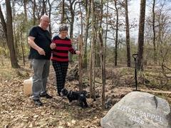 Familie Birgit und Rolf Parnitzke neben dem eingepflanzenten Baum
