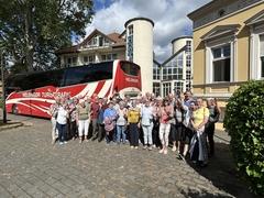 Die 35-köpfige Reisegruppe vor ihrem Hotel.