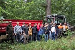 Thomas Meier, Teamleiter Forstwesen, mit den 16 fleißigen Schülerinnen und Schülern des Bertolt-Brecht-Gymnasium, und die beiden städtischen Waldarbe
