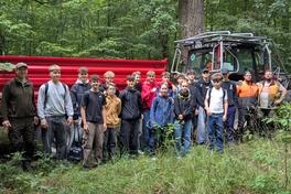 Thomas Meier, Teamleiter Forstwesen, mit den 16 fleißigen Schülerinnen und Schülern des Bertolt-Brecht-Gymnasium, und die beiden städtischen Waldarbe