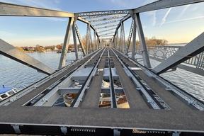 die ersten Bohlen mit Unterkonstruktion sind montiert