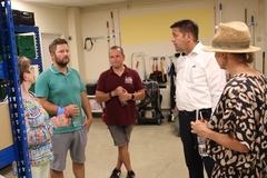 OB Scheller informierte sich über die Abläufe bei der Ausgabe der Lebensmittel.