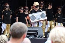 Junger Tänzer mit Recorder auf Stadtwerke-Bühne.