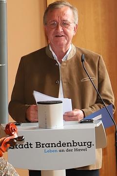 Seniorenbeirats-Vorsitzender Andreas Erlecke bei seiner Rede.