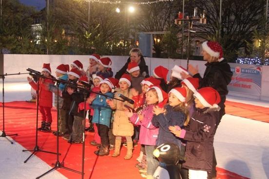 Die Kita "Wellenreiter" singt Weihnachtslieder zur Eröffnung