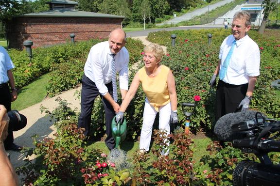 Ministerpräsident und Oberbürgermeisterin pflanzen die "Rose der Einheit".