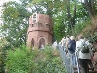 Reisende steigen eine Treppe hinauf zu einem Turm