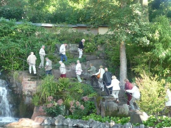 Reisende im Japanischen Garten