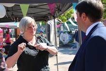 Der Oberbürgermeister ist auf dem Neustädtischen Markt an den Aktionsständen und spricht mit den Pflegedienstleistern