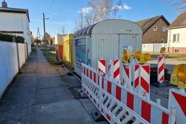 Baustellenzubehör kündigt die Sanierung des Gehweges in der Straße Altes Dorf an.