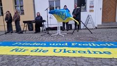 Singend und redend "für Frieden und Freiheit für die Ukraine".