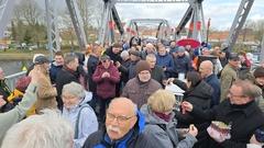Viele Gäste eroberten die wieder begehbare Plauer Brücke.