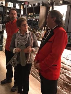 Hans-Günter Koch, Präsident des KCH hat den Neustadt-Schlüssel an Oberbürgermeisterin Dr. Dietlind Tiemann übergeben.