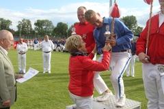 Der Gewinner der offenen Klasse – Marsch, der FTV Stahl Brandenburg e.V. wird von der Oberbürgermeisterin mit dem Pokal der Stadt Brandenburg an der Havel ausgezeichnet.