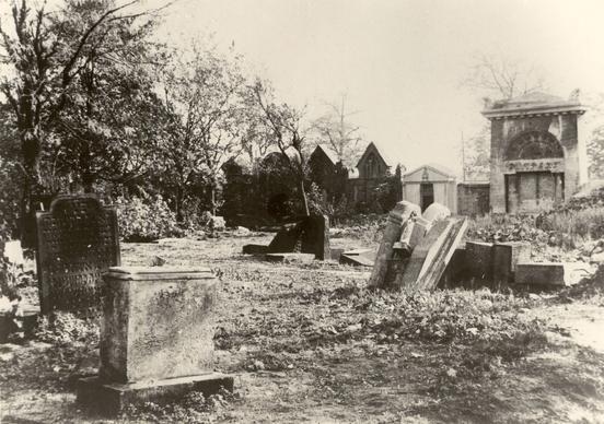 In der Pogromnacht am 9. November 1938 wurde der jüdische Friedhof in Brandenburg an der Havel geschändet. Dieses Bild entstand kurze Zeit später (Foto: Stadtmuseum Brandenburg an der Havel)