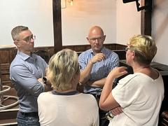 Vier Menschen die sich unterhalten.